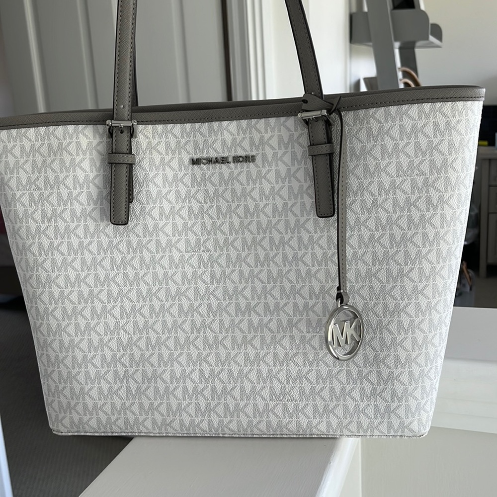 new condition used twice michael kors tote bag!!